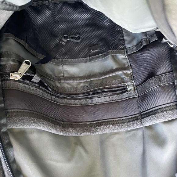 The north face backpack in grey, very good condition - Picture 4 of 6